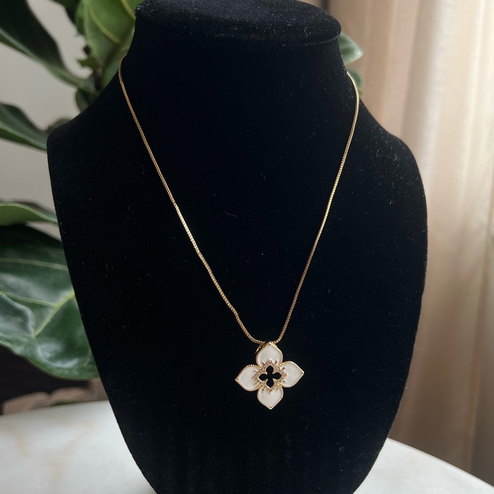 🩷-Gold and White Flower Pendant Necklace